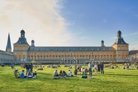 Hauptgebäude Sommer