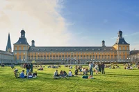 Hauptgebäude Sommer