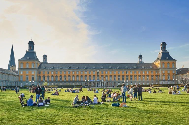 Hauptgebäude Sommer