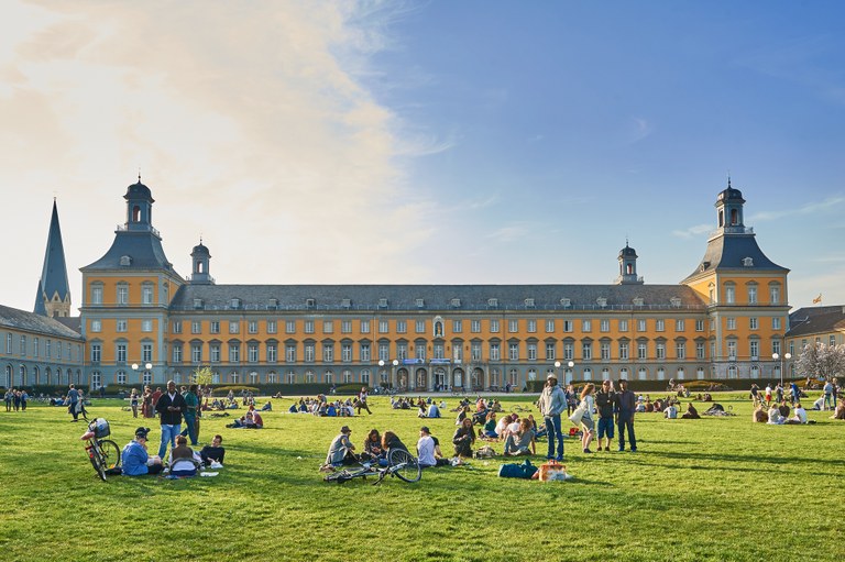 Hauptgebäude Sommer