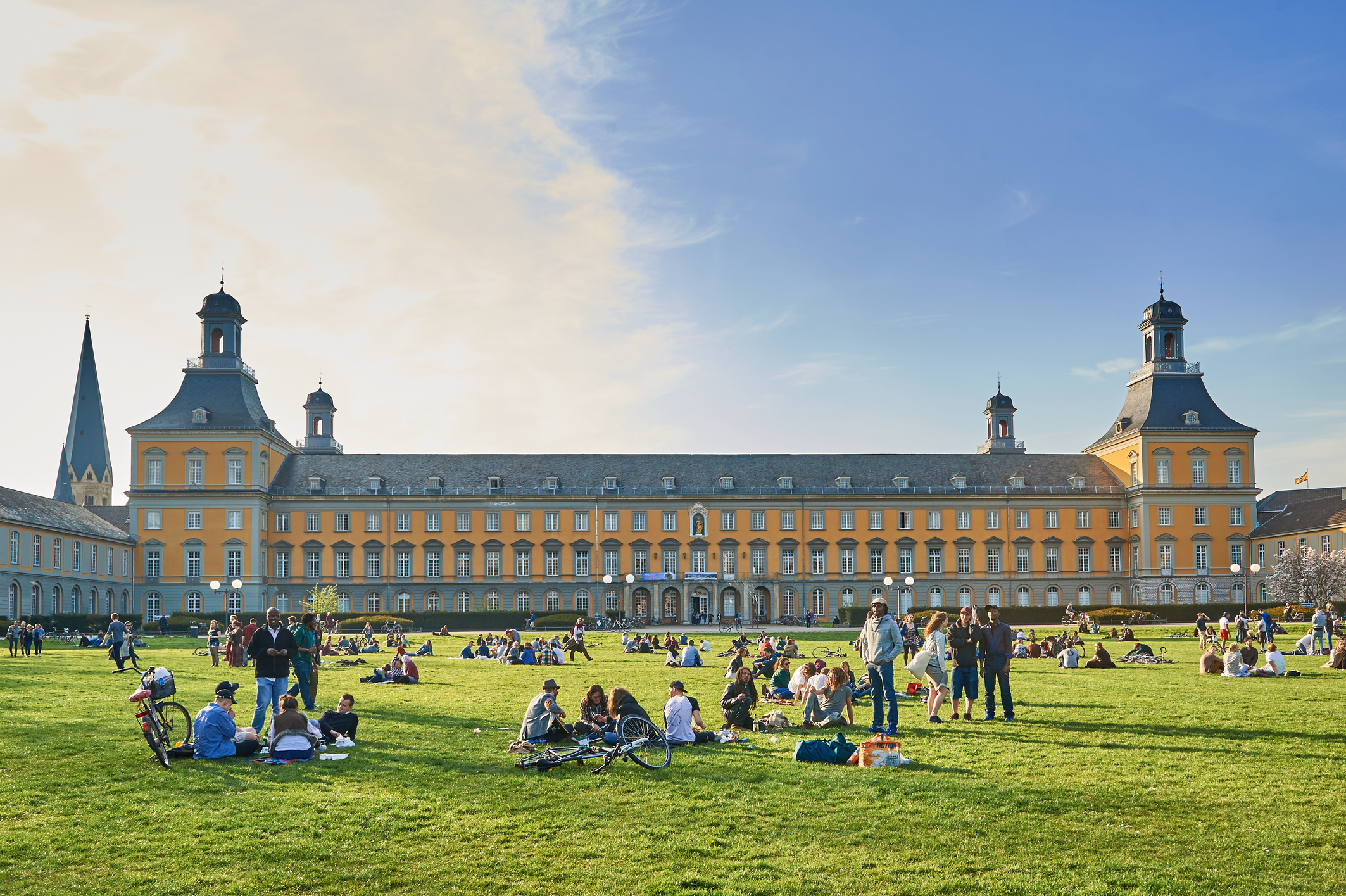 Hauptgebäude Sommer