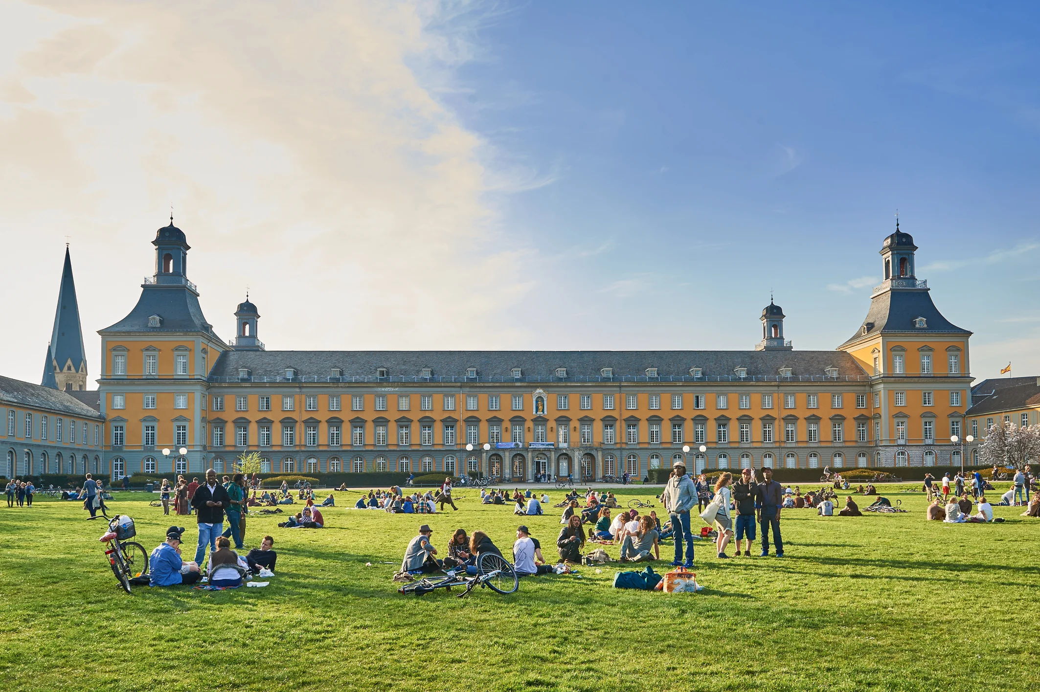 Hauptgebäude Sommer
