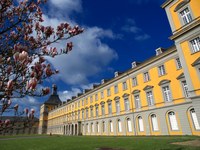 Hauptgebäude Frühling