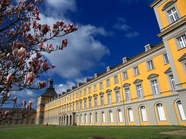 Hauptgebäude Frühling