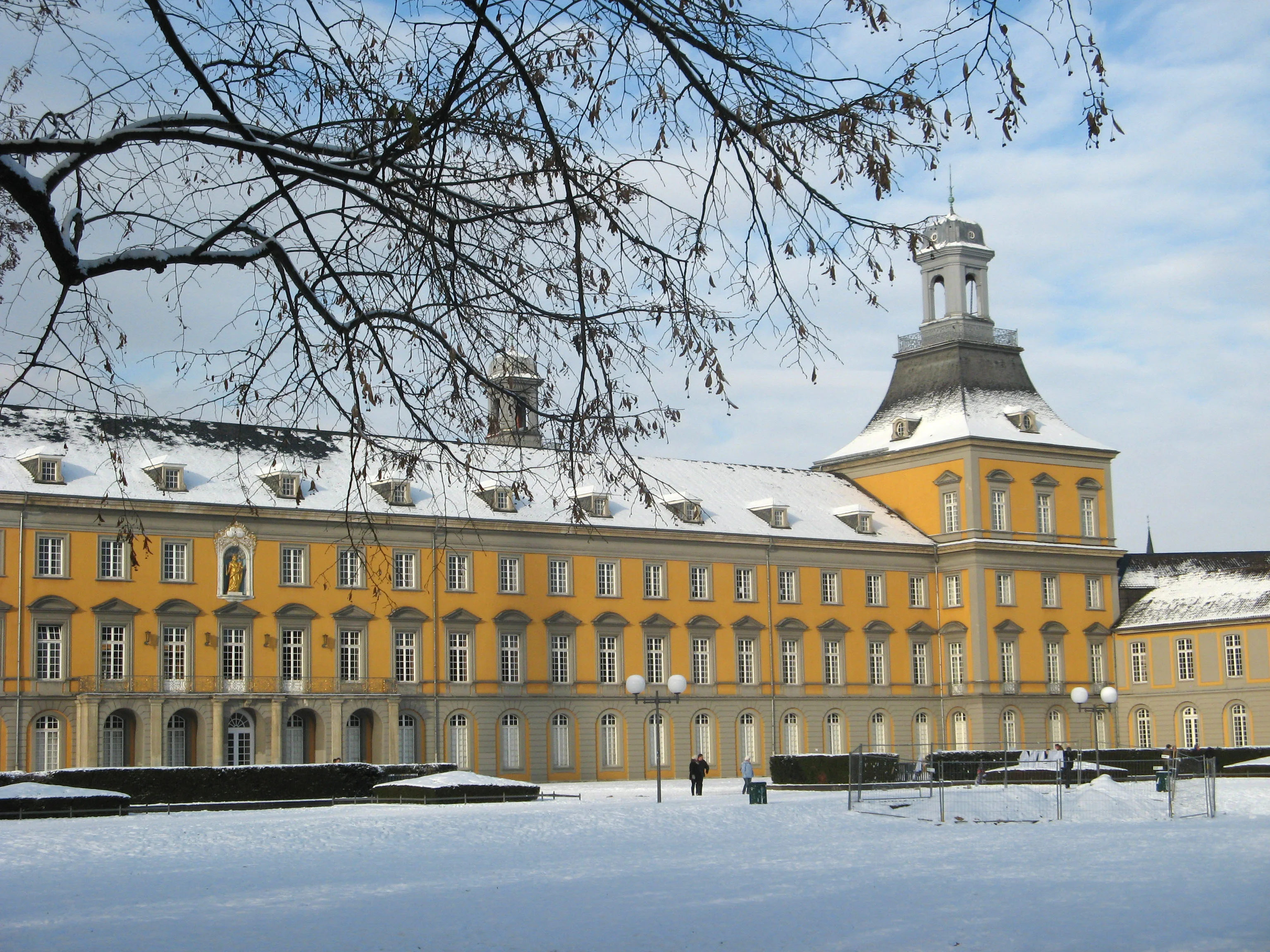 IMG_0020_Hauptgebäude Schnee_(c) Volker Lannert.jpg